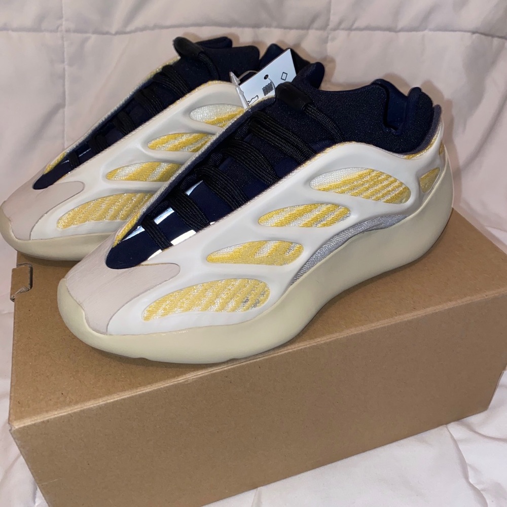 Yeezy 700 V3 ‘Safflower’